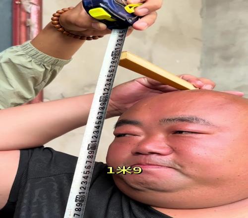 帮忙看看这位兄弟190的身高,是不是打篮球的料