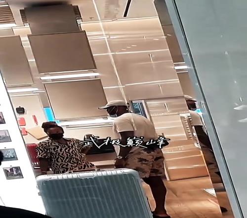 热爱哈!詹姆斯带着詹嫂出去购物闲暇之余还会来个空气投篮