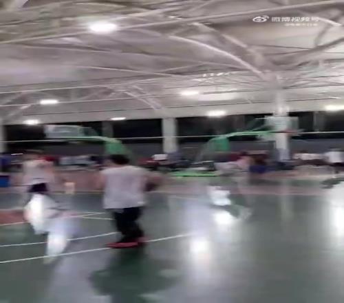 国产卡戴珊的肘子姐单手扔球:毕竟以前练标枪的