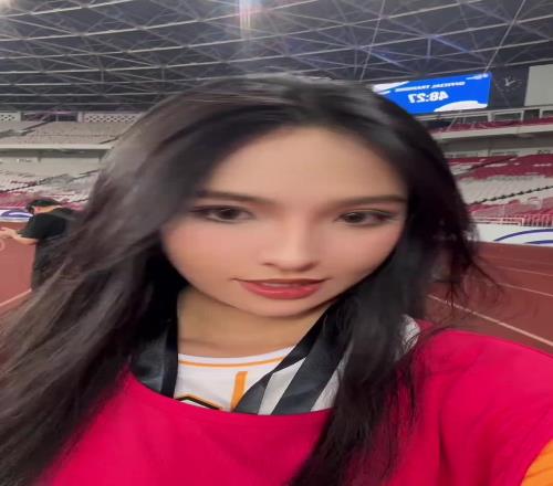 美女记者姚安娜带你看国足踩场热身