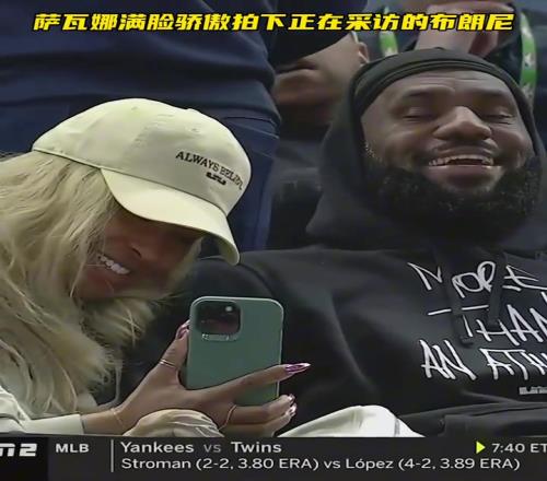 老詹夫妻看着小詹侃侃而谈!俩人的骄傲呀