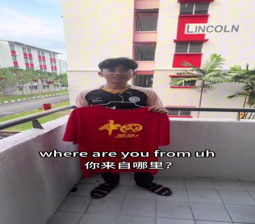 这什么操作!印尼球迷举中国球衣喊:干x印尼...