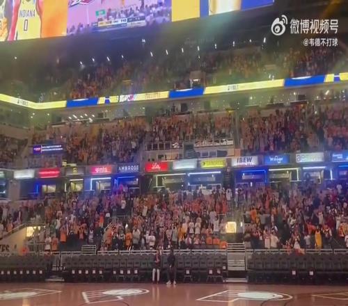幸福!步行者球迷齐聚主场看哈利伯顿绝杀,全场沸腾燃到极点