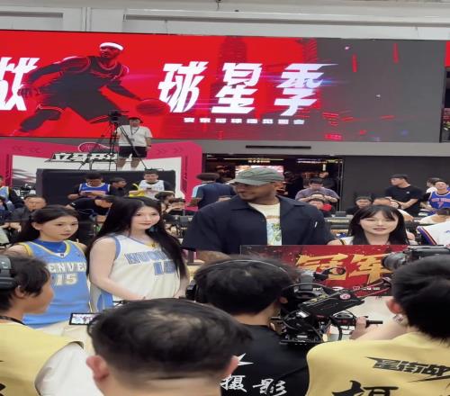 安東尼中國行和女粉絲合影瓜哥歪頭看著笑的合不攏嘴啊