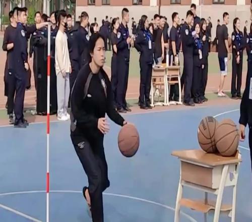 公大投篮技巧比赛,女硕士轻松拿下第一,这水平赶上女篮了吧