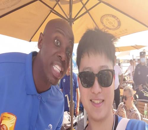 球迷：穆謝奎你覺得孫鉑咋樣穆謝奎：孫鉑傻X?。。?！