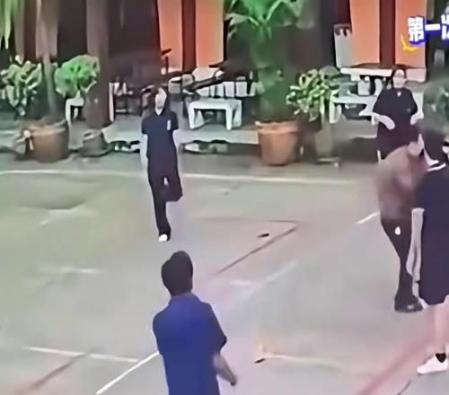 副校長：按計劃行事！這位校長太背！短短20秒在球場受3次暴擊