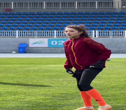 是不是國內最美女球員河南女足球員李曉絮