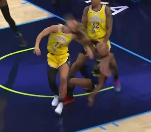 抓發(fā)摔！女籃這身體對抗對比NBA，有過之而無不及