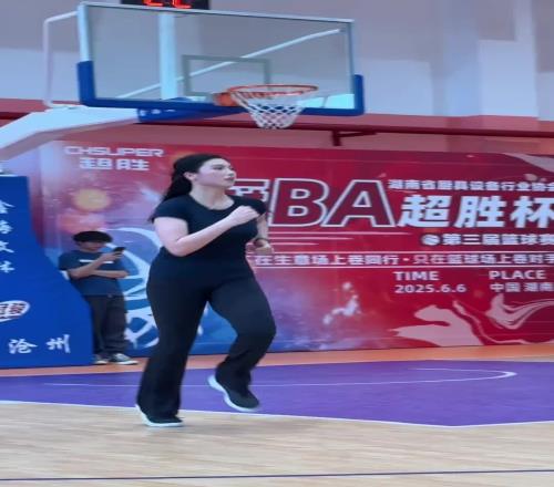 這靈動這投籃誰頂?shù)米a(chǎn)卡戴珊的肘子姐參加廚BA比賽