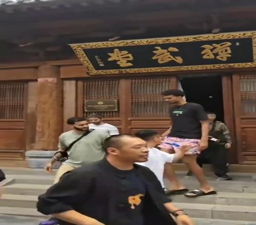 學習中華武術(shù)！文班亞馬已經(jīng)抵達少林寺參觀，要不拜個師