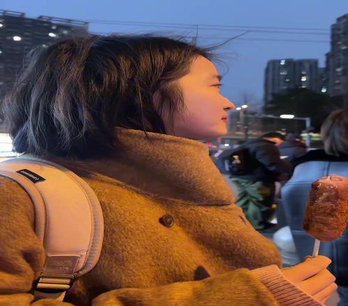 如此甜蜜!你是我见过最美高考女孩不仅喜欢曼联还是芒特颜粉