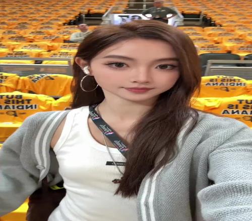 你更好看哈!美女主播金佳悦总决赛现场观战:今天的比赛有点好看