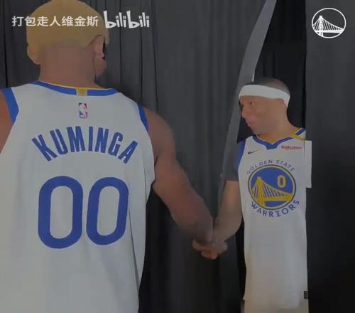 全员戏精啊!勇士队此前的扣篮小游戏,库里感到很无聊