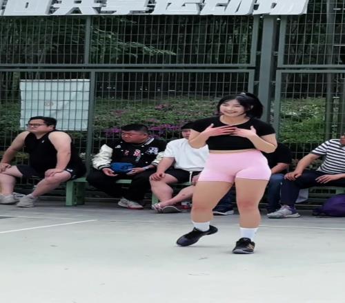小姐姐:徐家汇公园篮球场上海野球氛围最好!打得实在太爽啦