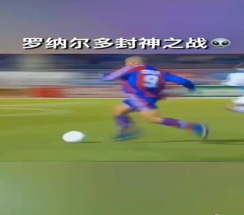 这绝对是大罗封神之战!四五个人连拉带拽,都没办法阻挡他!