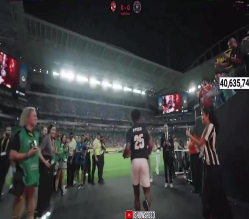 甲亢哥是真有牌面!和梅西在同一个球场上踢球,观众们疯狂了