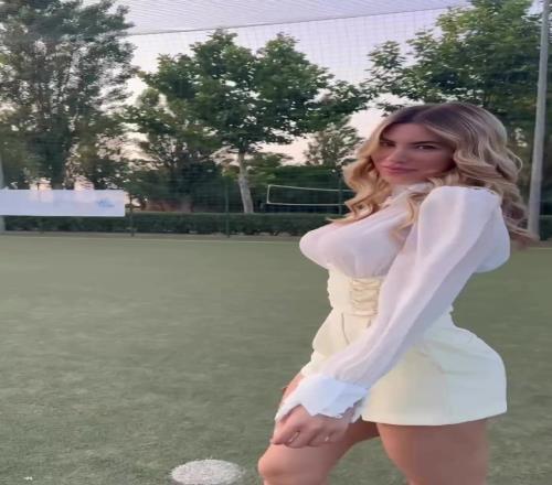 精致大美女!足球体育女主持这一身白色真亮眼,尤其是