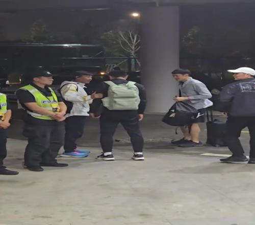 邵佳一杨智遇到区楚良，猜猜三位前国脚会聊啥