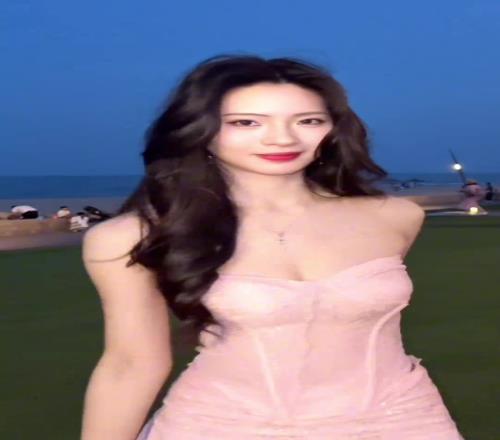 网红篮球女解盼盼连衣裙海边拍摄:你喜欢大海我喜欢浪