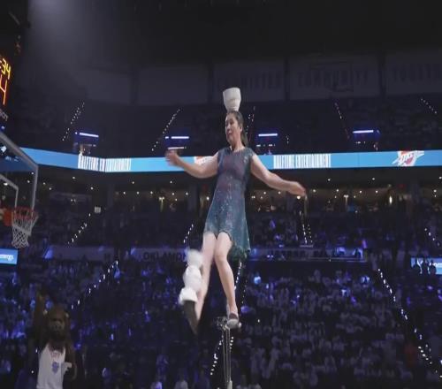 NBA中场秀的GOAT！山西大妈独轮车顶碗完美表演引全场欢呼
