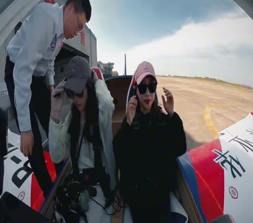 蘇超上空開飛機(jī)的小姐姐真好看兩位美女吹過的風(fēng)都是甜的
