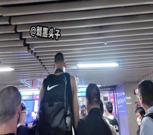 这高度!文班车站里走路差点撞到天花板的指示牌
