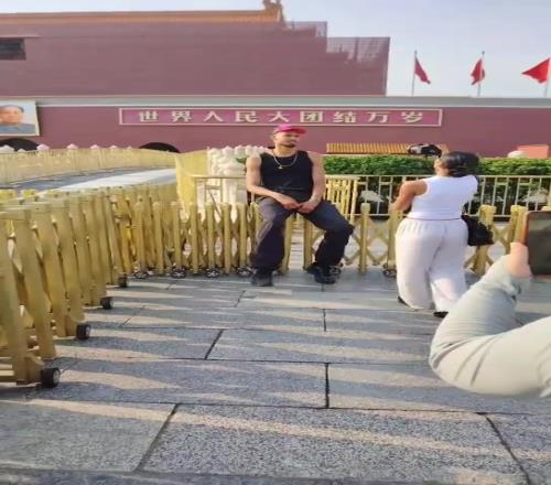 网友在天安门广场偶遇文班亚马:这外国男的好高啊