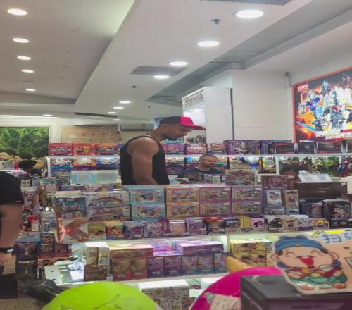 他还是个孩子啊!文班亚马在北京商场挑奥特曼玩具