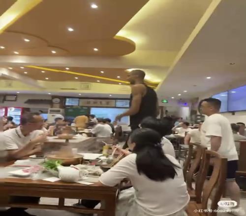 吃斋给孩子馋坏了文班亚马下山破戒体验老北京涮肉