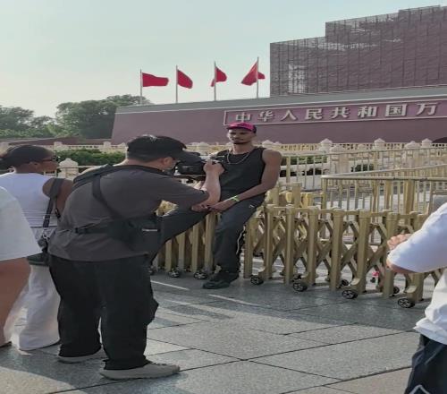 结束修行的文班来到了北京打卡天安门城楼