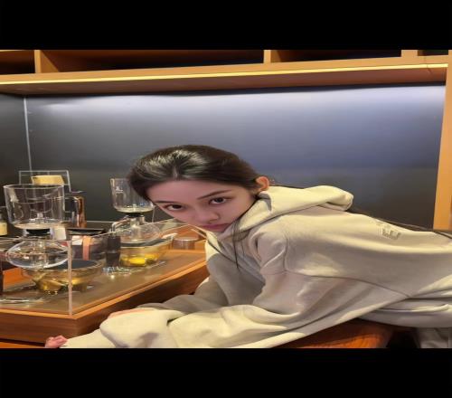 真飒!美女主播婧雯一身休闲帽衫穿搭:帅是一种天赋