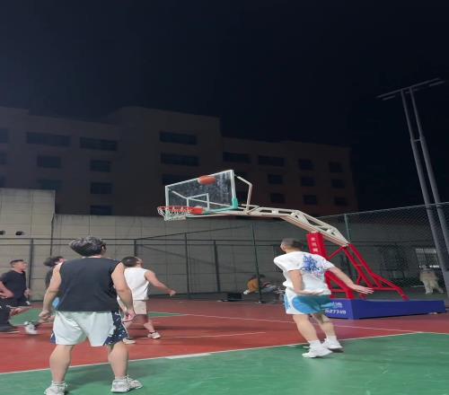 大哥这手投篮和脚步,在野球场简直乱杀啊!