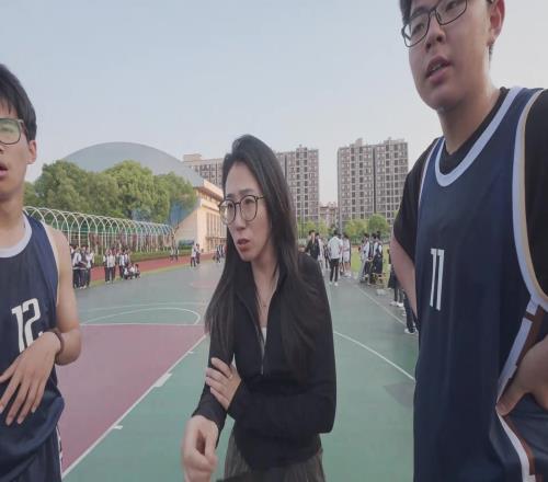 教你化学你不听教你这个总得听吧!化学老师球场上满满压迫感