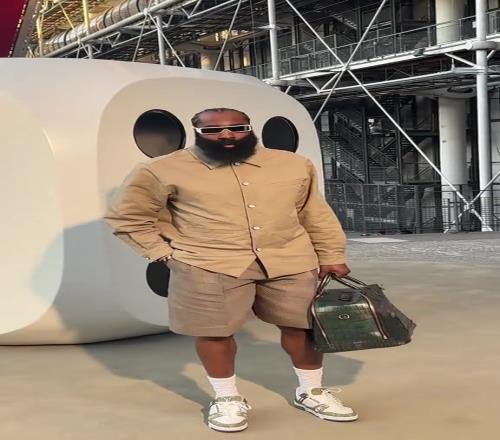 这是参展吗哈登带着小墨镜手提着LV包现身巴黎时装周