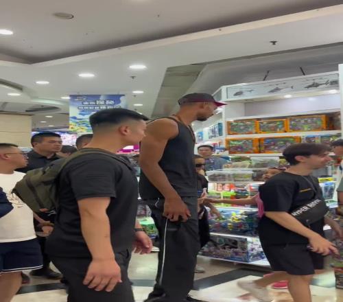2米2的大男孩!文班亚马中国行在商场买玩具