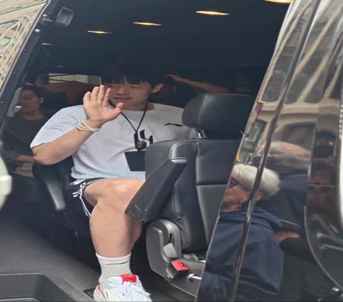 马不停蹄!杨瀚森第16顺位被开拓者选中后马上启程去波特兰