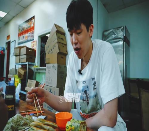 杨瀚森在美国品尝韭菜盒子:和我琦哥也是梦幻联动了