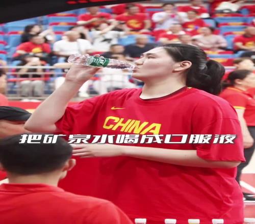 姚明同款!2米26张子宇喝矿泉水就像喝口服液一样
