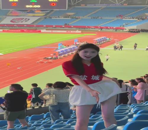 盐城胜利结算画面,美女球迷热舞庆祝赢球