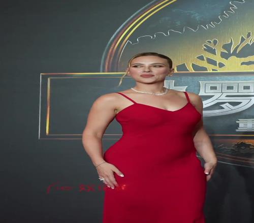 杜兰特点赞!斯嘉丽亮相上海《侏罗纪世界》首映礼