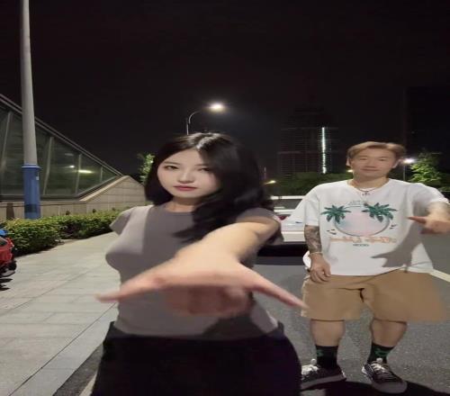 榮昊這小子身邊美女換著來啊，又換新女朋友了嘛