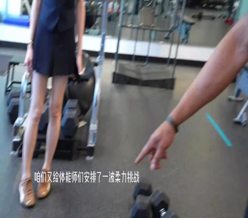 瀚森体能训练时,给体能师安排了一波柔韧性测试!