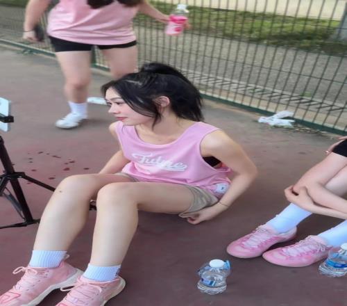 你們只看到她被自己菜哭,但我卻看到一個(gè)熱愛(ài)籃球的女孩
