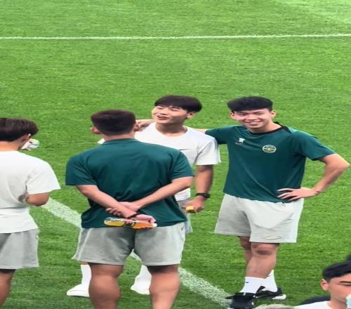 都挺帅啊!大连太子毛伟杰和浙江太子王钰栋同框