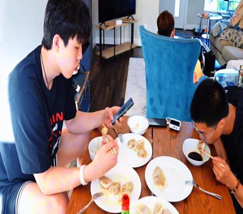 幸福的一口!当杨瀚森辛苦训练后,吃上妈妈做的牛肉饺子