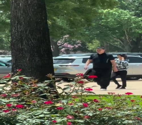 姚明一家抵達休斯頓，依然霸氣側漏