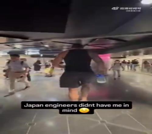日本的天花板好像對海王不太友好，貓著腰才能過去