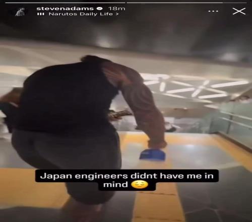 亞當(dāng)斯日本旅游吐槽地鐵站太矮：設(shè)計師沒考慮過我的感受