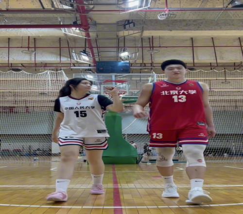 神仙眷侶！2米北大籃球小伙和1米85人大校隊女友合影